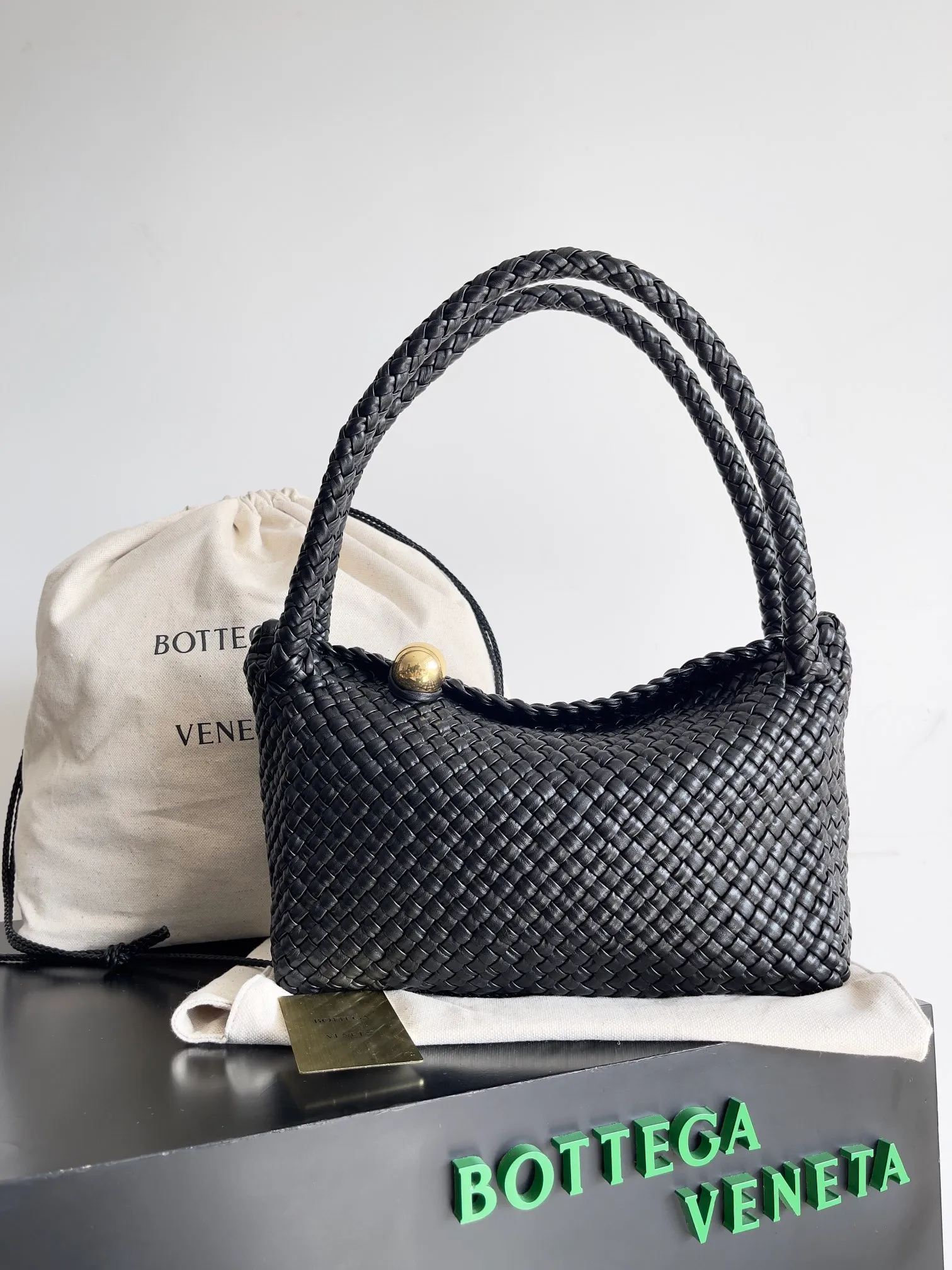 Batch 5760 BV collectible small woven handbags are really YYDS!! Bottega Veneta’s most classic small woven handbags are back! ! We use the highest quality leather with the highest craftsmanship❤️ to create the most expensive works. We have created the original Intrecciato leather weaving process❤️ This unique traditional exclusive leather weaving method has not only become our logo but also reflects the time-consuming and labor-intensive craftsmanship of our products❤️ The new TOSCA handbag must be a selection worth collecting🆕 Style number: 716974 Size: 27*9*18cm